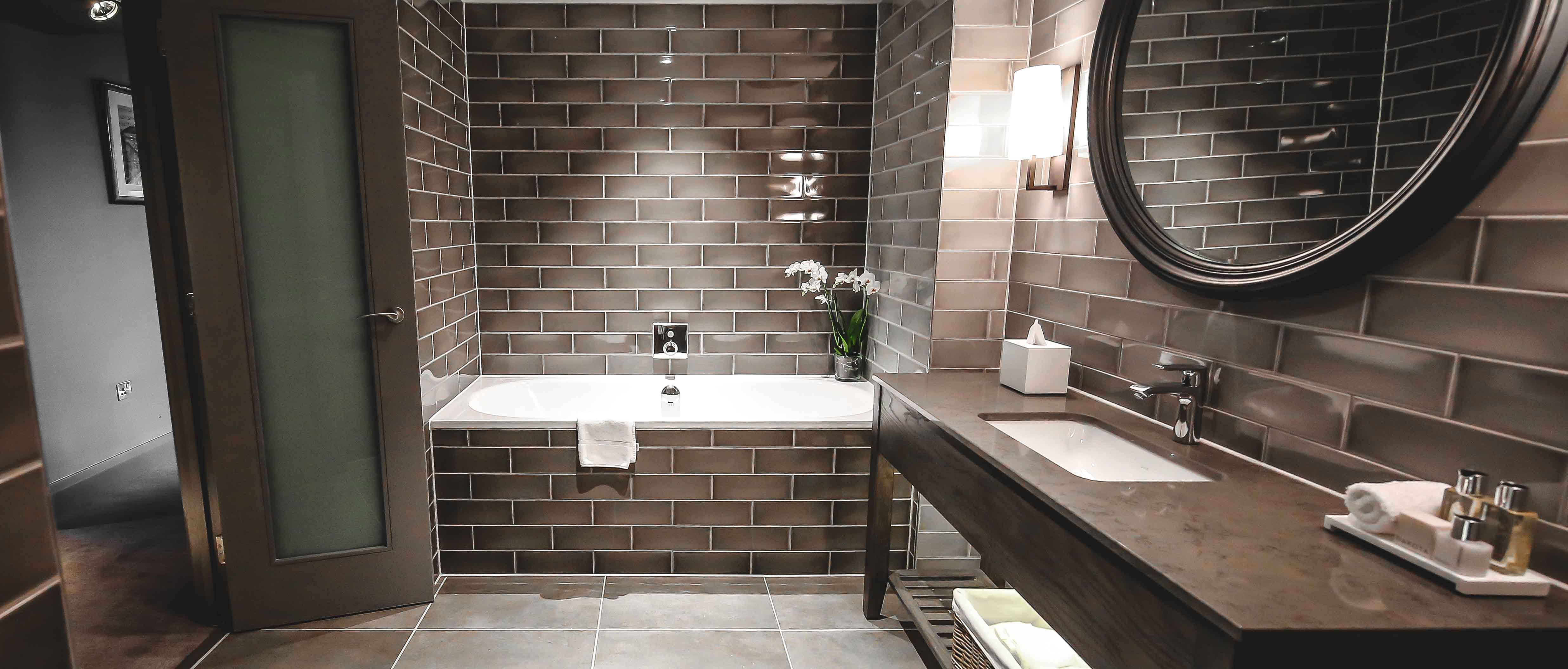 Dakota Glasgow bathroom suite